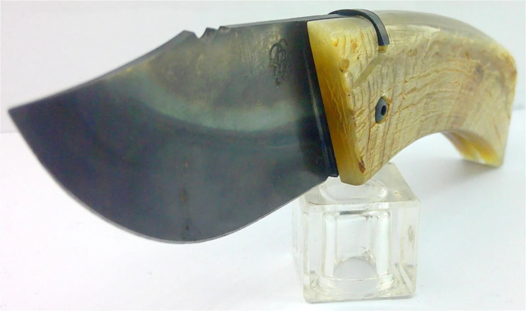 Couteau corse curnichjolu lame acier carbone xc100 et corne de bélier de D Bouquet Couteau corse curnichjolu lame acier carbone xc100 et corne de bélier de D Bouquet