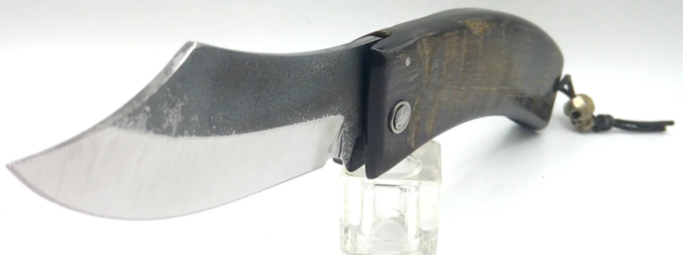 Couteau corse "u capicursinu" lame en acier cabone 3 mm, manche en corne de bouc et breloque tête de mort de SKA Couteau corse "u capicursinu" lame en acier cabone 3 mm, manche en corne de bouc et breloque tête de mort de SKA