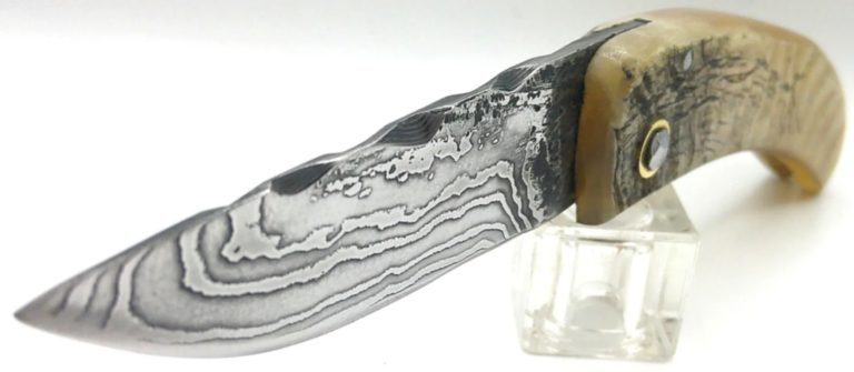 Couteau corse curnichjolu acier damas 2,5 mm et corne de bélier de M Padovani Couteau corse curnichjolu acier damas 2,5 mm et corne de bélier de M Padovani