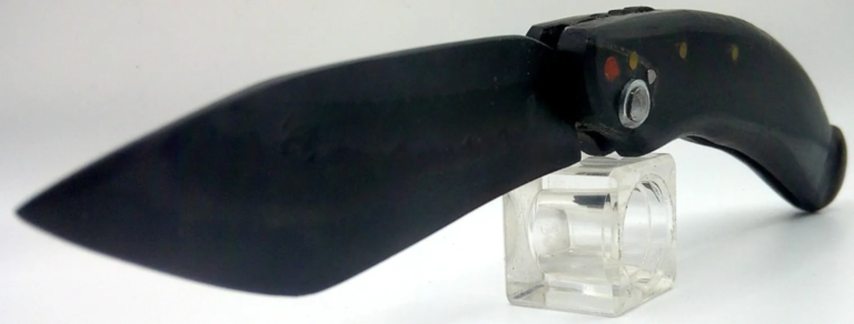 Curnichjolu piémontais lame acier épaisseur 3.0 mm 14c28 manche corne de bouc et corail rouge de D Vellutini Curnichjolu piémontais lame acier épaisseur 3.0 mm 14c28 manche corne de bouc et corail rouge de D Vellutini