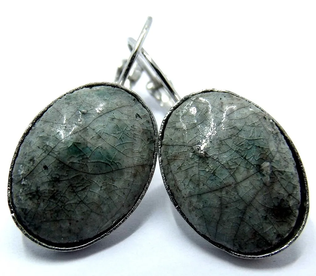 Boucles raku serties et métal argenté
